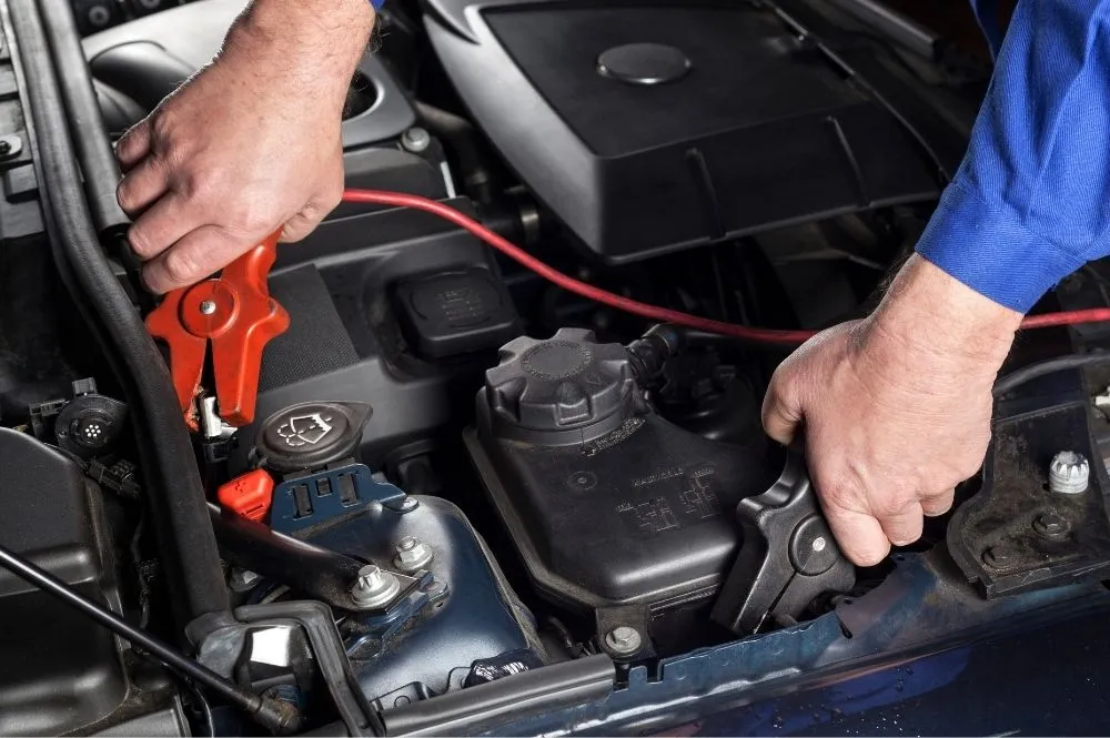 Perkhidmatan jump-start dan penyelenggaraan asas kereta oleh Krubateri